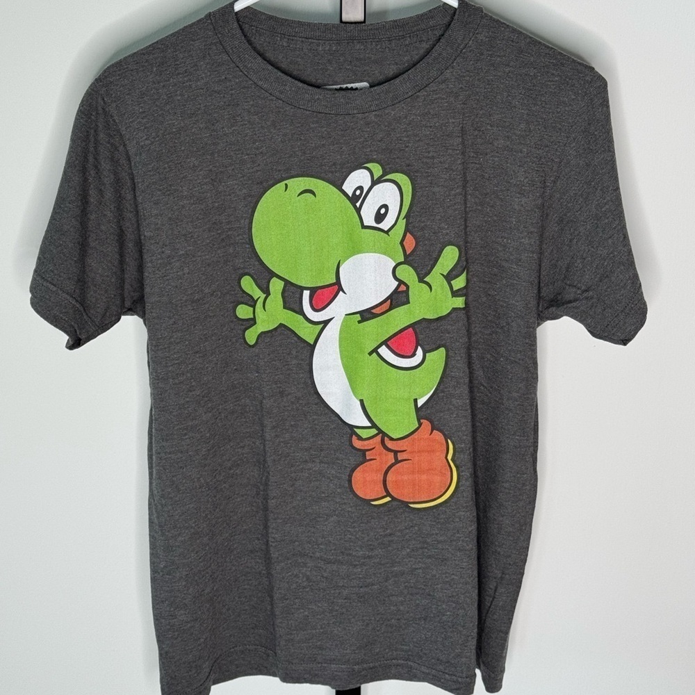 Nintendo gray t-shirt‎ featuring Yoshi, a character from Nintendo's Super Mario